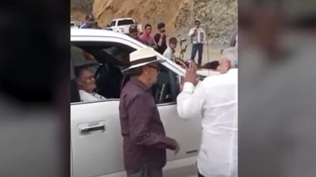 Momento en el que AMLO saluda a la madre del 'Chapo'.