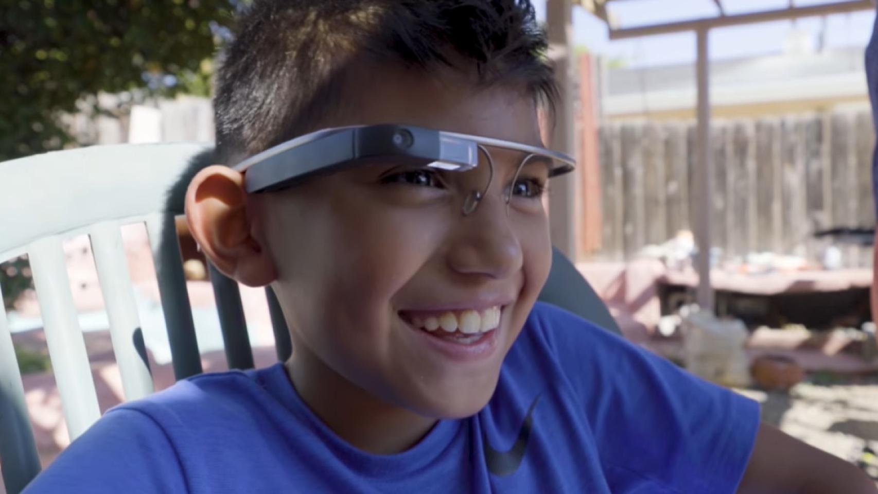 Niño utilizando Google Glass