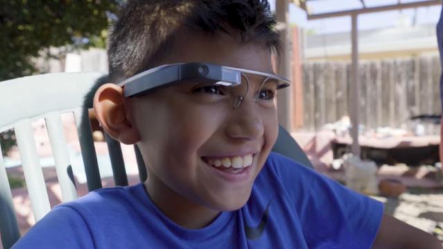 Niño utilizando Google Glass