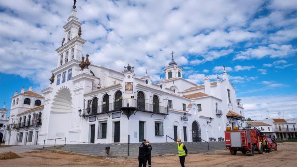 Efectivos de la UME delante de la ermita de la Virgen del Rocío.