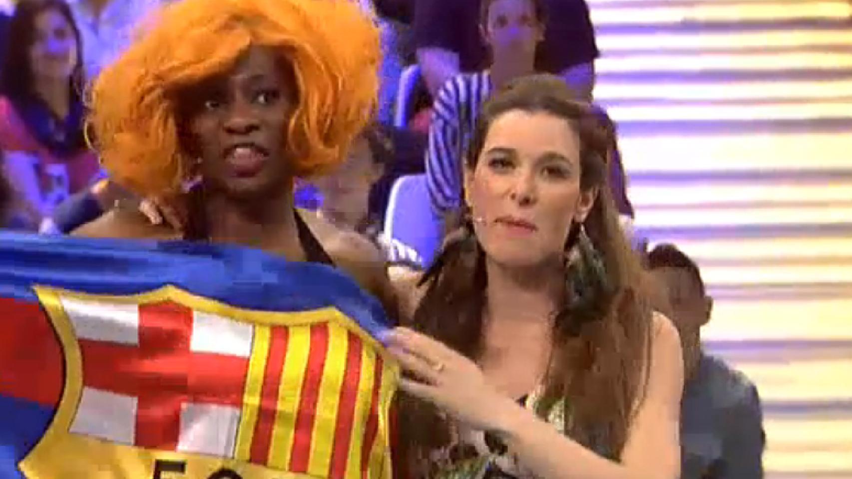 Carolina Sobe con la bandera del FC Barcelona en 'Supervivientes 2015'