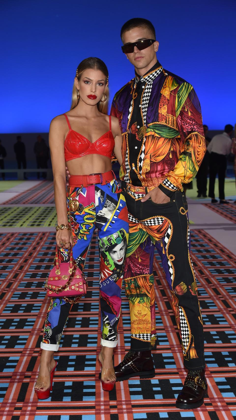 River Viiperi y Jessica Goicoechea en el desfile de Versace en Milán.