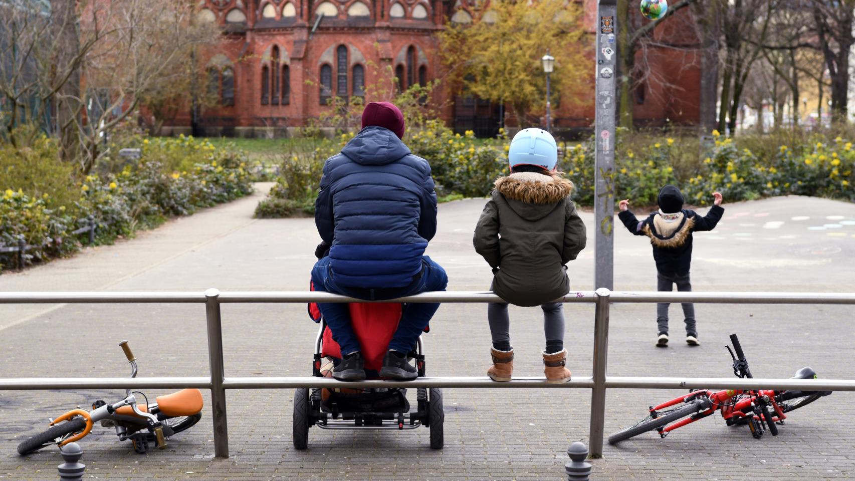 Unos niños juegan en un parque de Berlín.