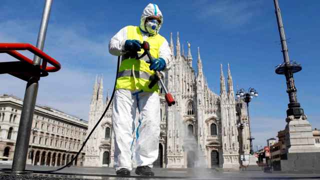 Trabajos de desinfección en la piazza del Duomo, en Milán