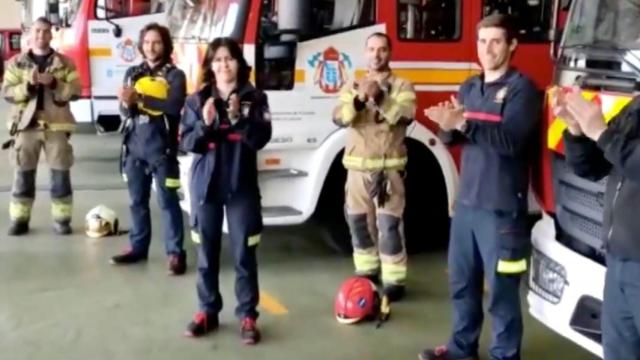 Captura del vídeo del aplauso de los bomberos