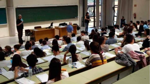 Los alumnos se examinan de selectividad.