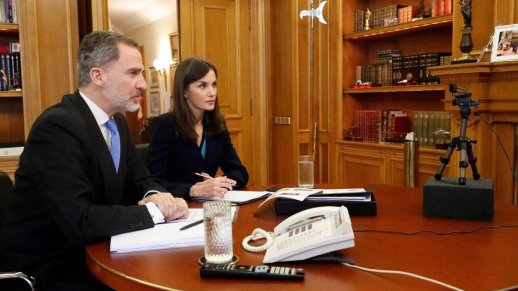 Felipe y Letizia en su despacho de Zarzuela.