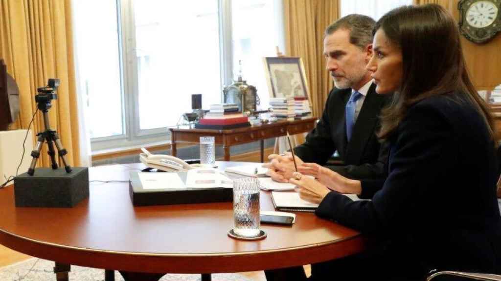 Los reyes Felipe VI y Letizia reunidos por videollamada en Zarzuela.