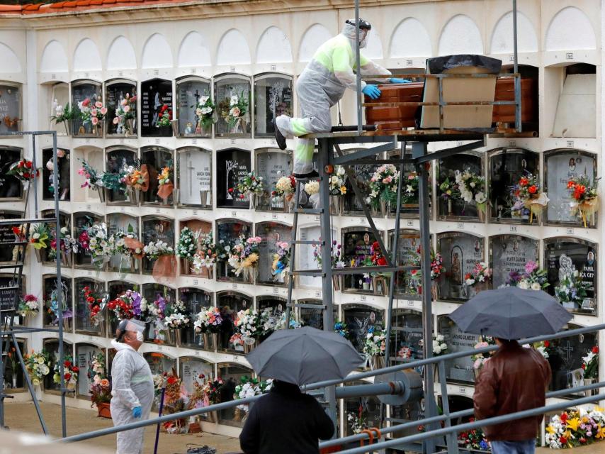 Un técnico trabaja en un cementerio de Cataluña.