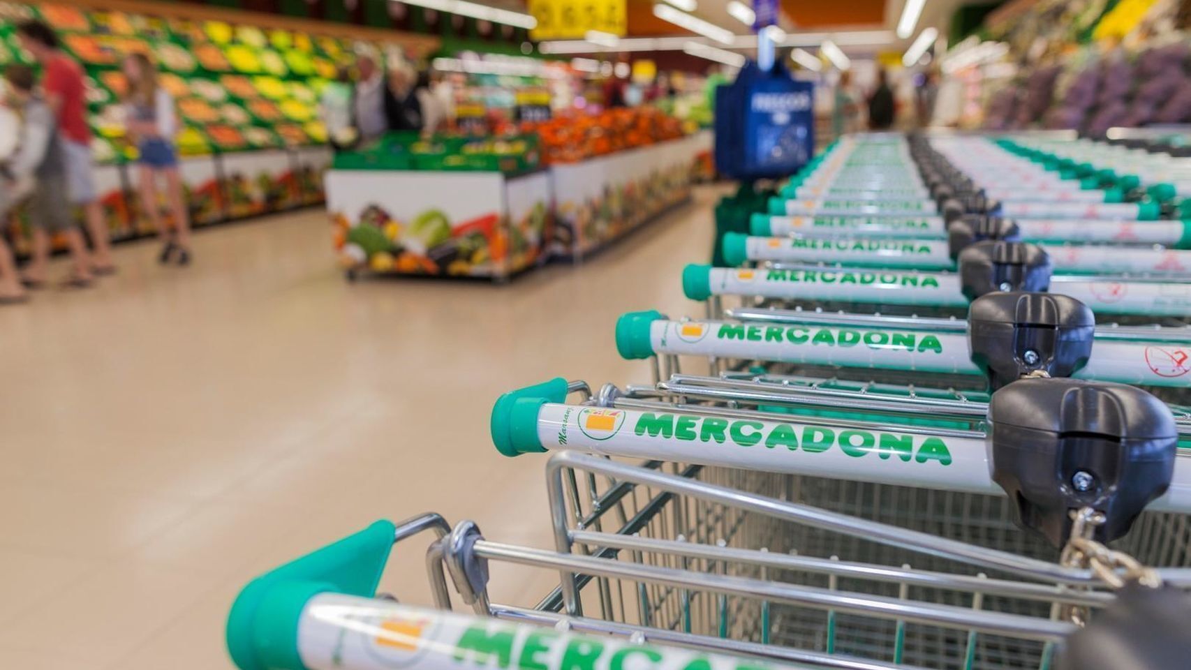 Hilera de carritos en un supermercado Mercadona.