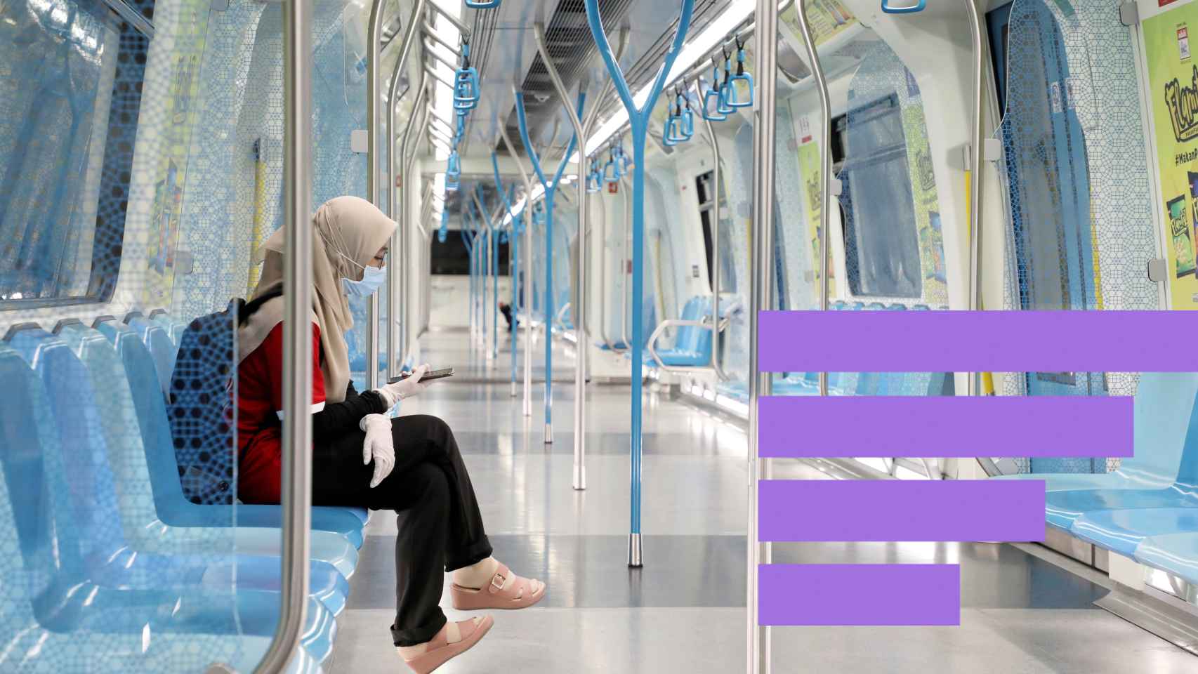 Una mujer en el metro de Malasia.