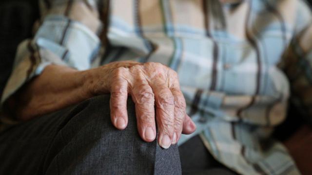 mayores ancianos viejos manos residencia