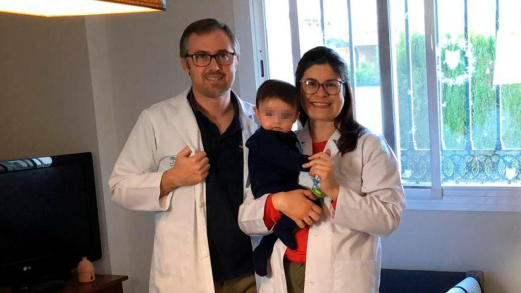 El matrimonio de médicos junto a su hijo, Mateo.