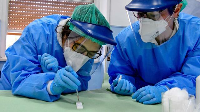 Médicos del hospital Cardarelli de Nápoles realizado tests rápidos con análisis de sangre. EFE/EPA Cisco Fusco.