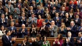 Sánchez recibe el aplauso de su bancada en el Congreso.