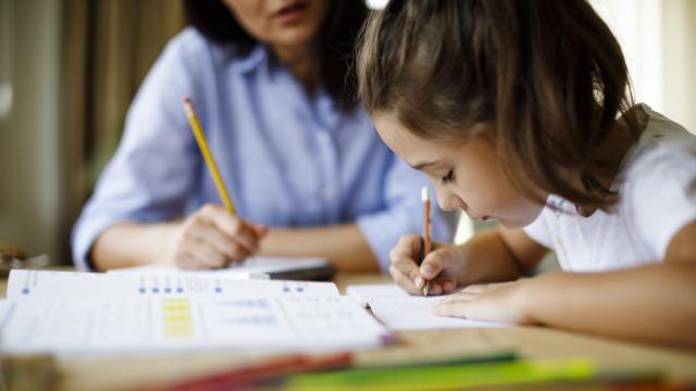 Una madre y su hija haciendo deberes de la escuela.