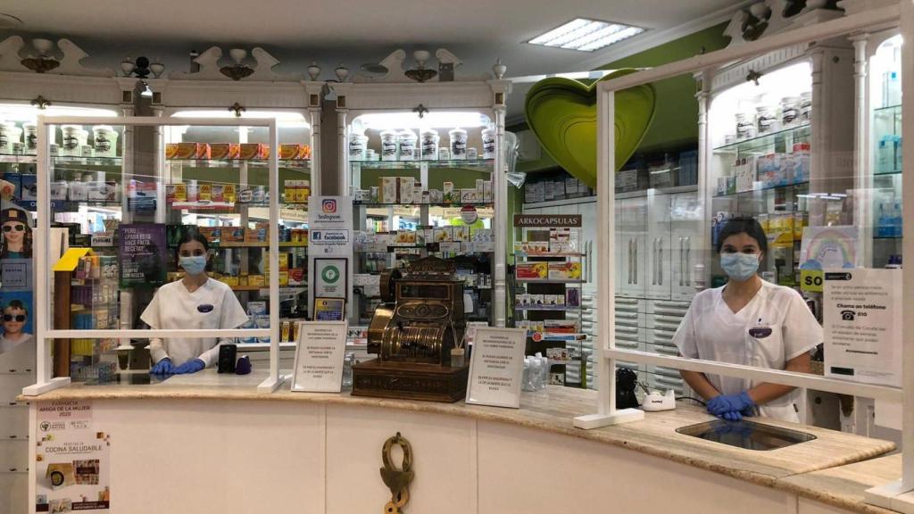 Las hermanas Peñalver en la farmacia familiar en A Coruña.