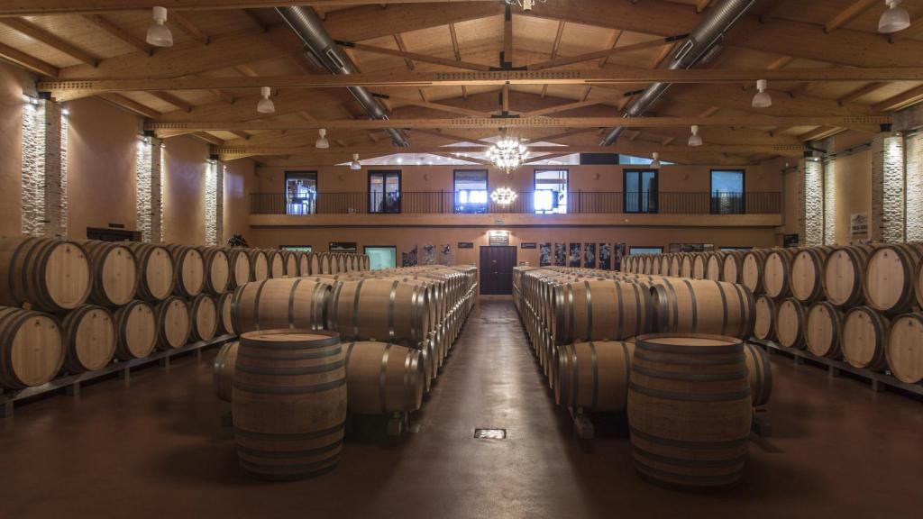 Sala de barricas de Bodegas Emilio Moro.