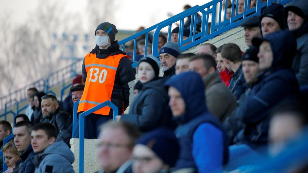 La grada de un partido de la liga bielorrusia