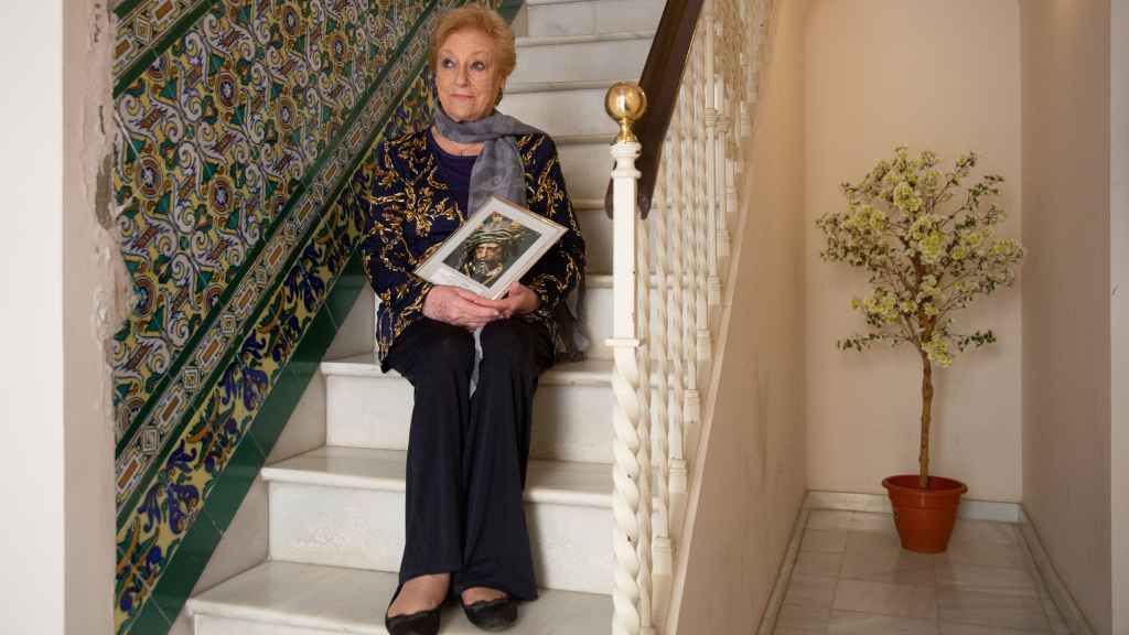 Angelita, en las escaleras de su casa.