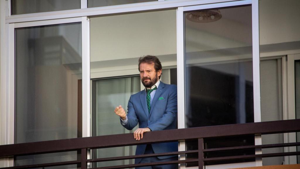 Álex Ortiz, desde el balcón de su piso, cantando una saeta.