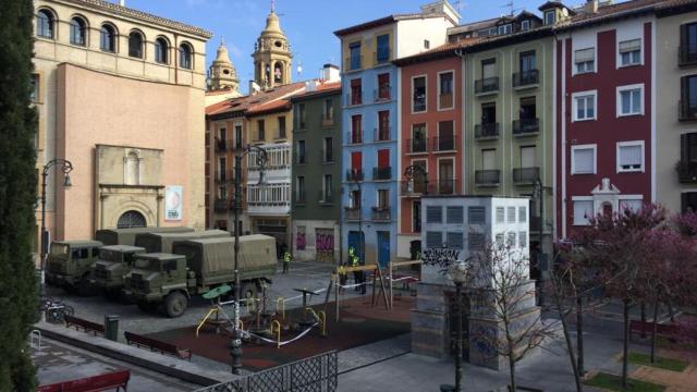 Distintas unidades del Ejército, este viernes en las calles de Pamplona.