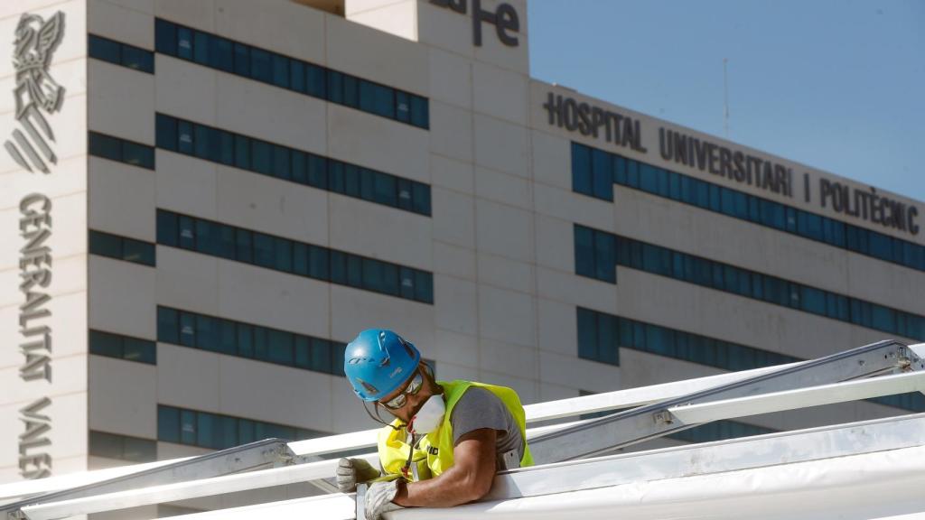 Montaje del hospital de campaña junto a La Fe de Valencia