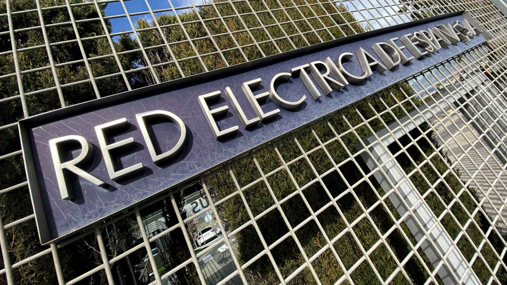 Rótulo de Red Eléctrica en una de sus sedes.