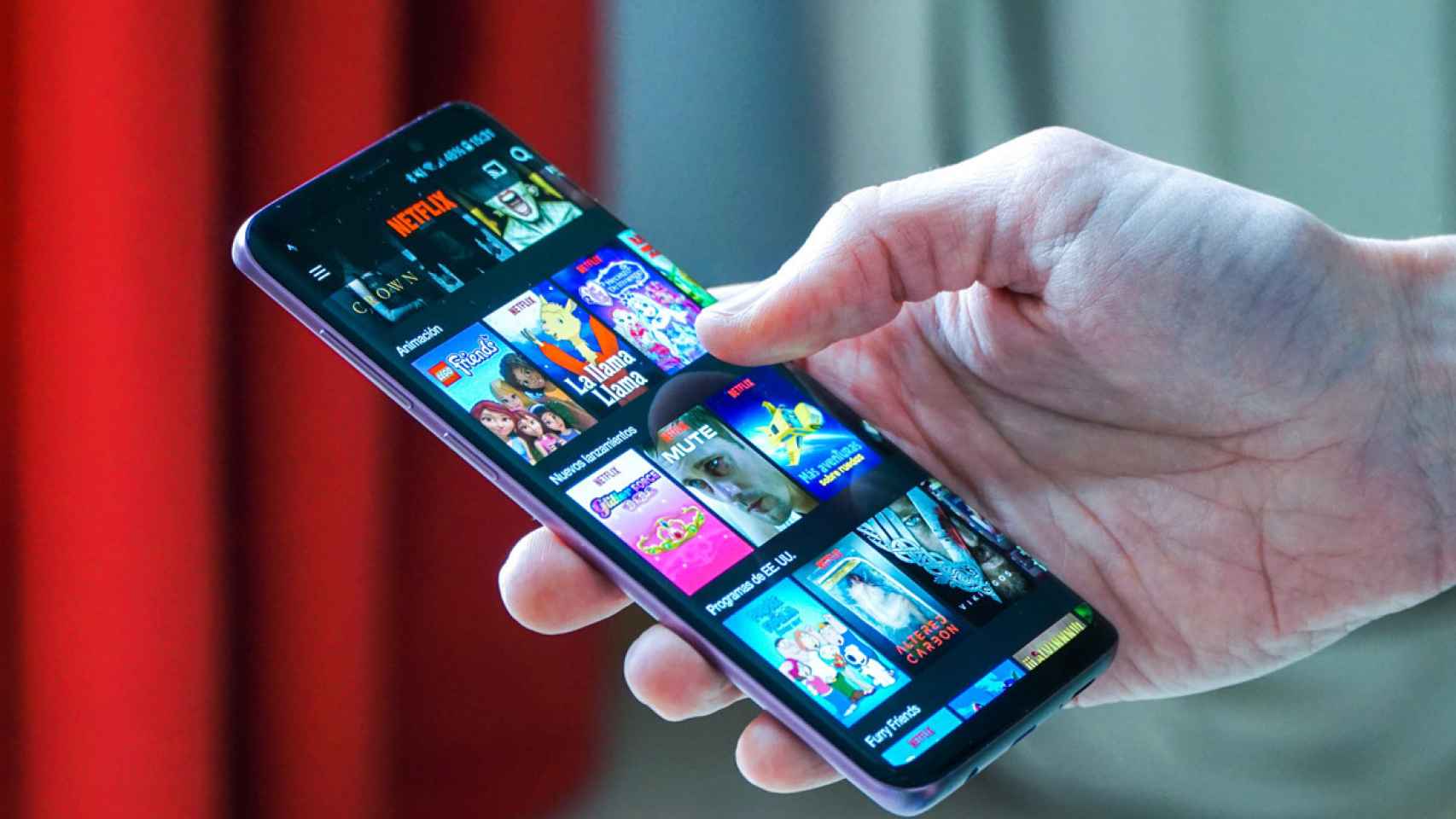 La aplicación de Netflix abierta en un teléfono móvil Android.