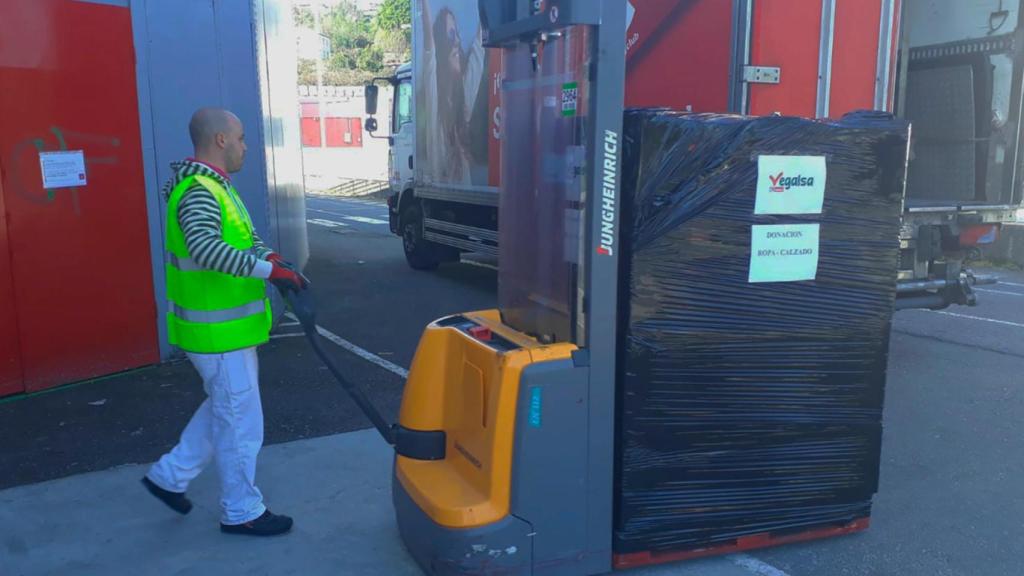 Vegalsa Eroski dona material textil a personas sin hogar en A Coruña