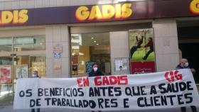 Protestas en la puerta de un Gadis.