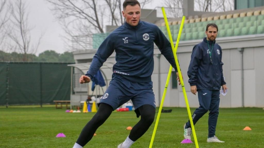 Fran Balaguer, pendiente de uno de sus jugadores durante un entrenamiento con el Dinamo Brest