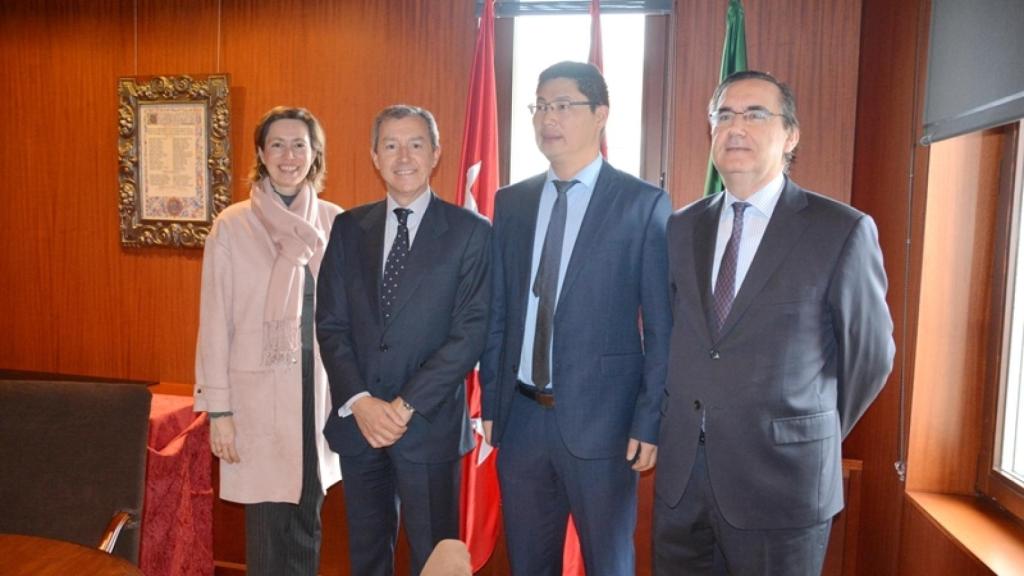 Chen, segundo por la izquierda, en una recepción con empresarios españoles.