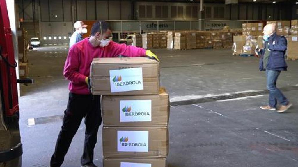 Iberdrola entrega una donación de mantas para hopitales.