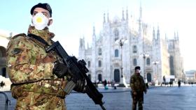 Militares con mascarilla frente al Duomo de Milán.