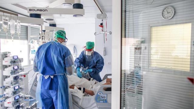 Sanitarios trabajando en un hospital.