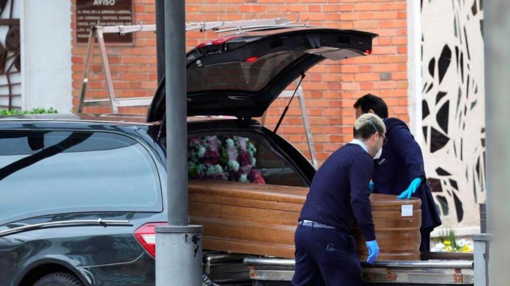 Trabajadores de un servicio funerario.