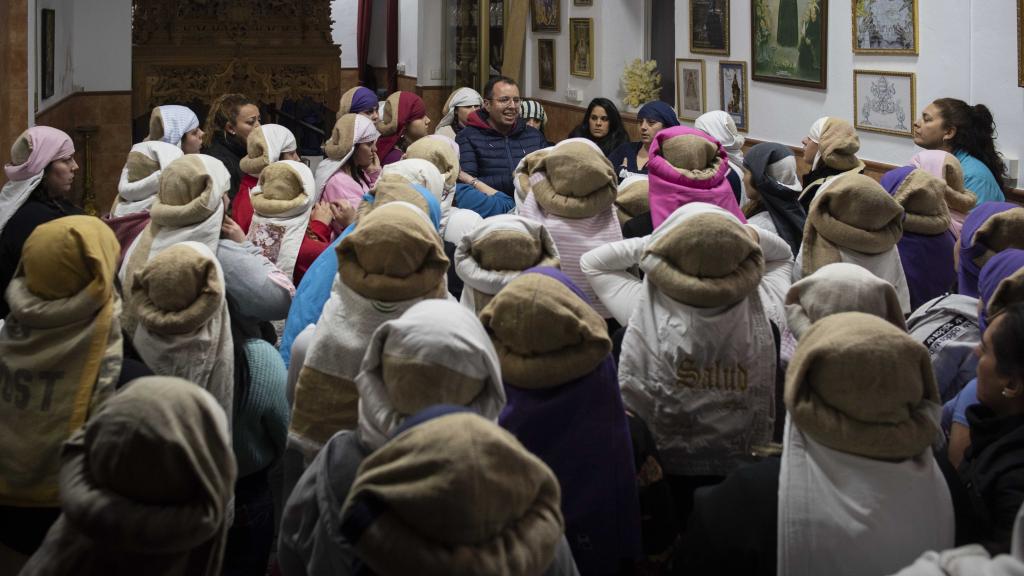 Reunión de las costaleras de la virgen de La Salud antes de comenzar el ensayo.