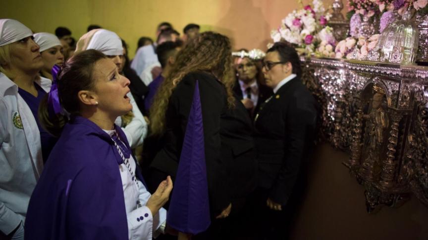 La cantante linense Yolanda Figueroa, delante de la virgen de La Salud.