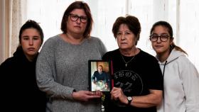 De izquierda a derecha: Nuria, Rosa, Cati y Mónica junto a un retrato de Matías.