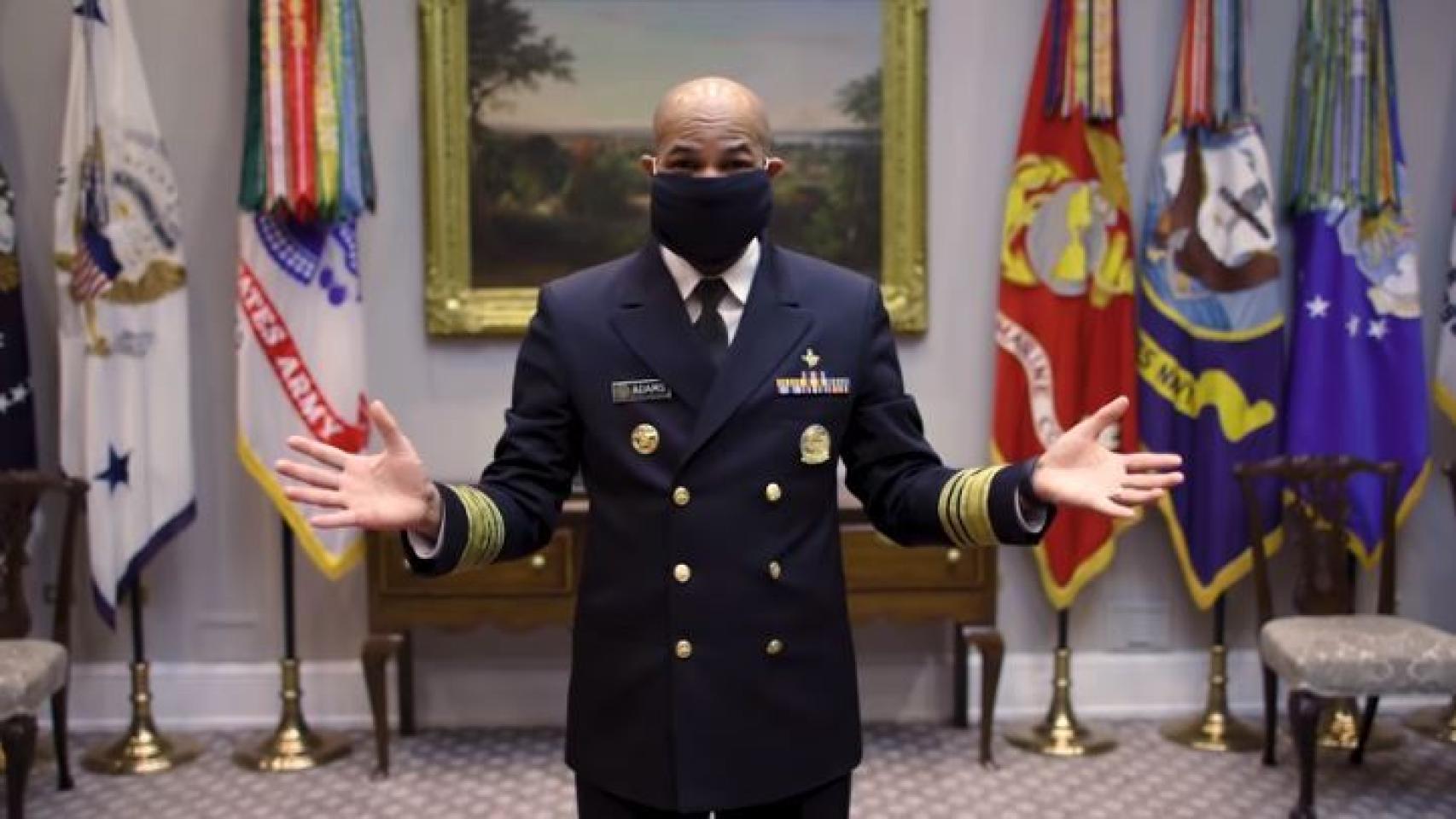 El Dr. Jerome Adams, jefe médico del Ejército de EEUU, demostrando la mascarilla que acaba de fabricar.