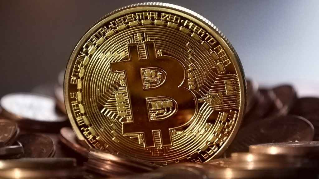 Un moneda dorada con el logotipo del bitcoin.