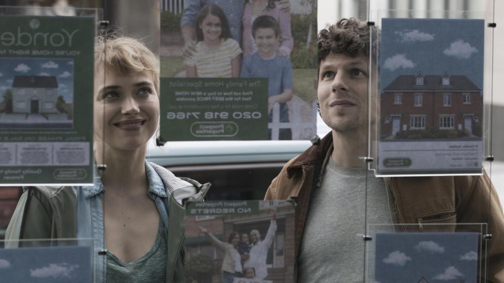 Imogen Poots y Jesse Eisenberg interpretan a la pareja protagonista