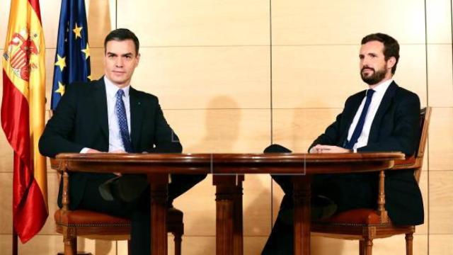 Pedro Sánchez con el líder de la oposición, Pablo Casado, en imagen de archivo.