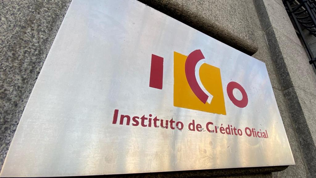 Placa con el logo del Instituto de Crédito Oficial (ICO) en su sede.