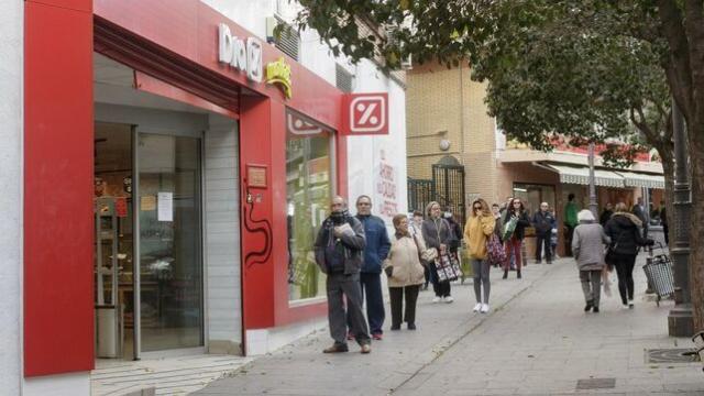 Colas a la entrada de un establecimiento de proximidad del grupo Dia.