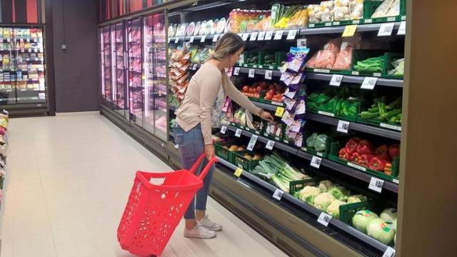 Una mujer realiza la compra en un supermercado.