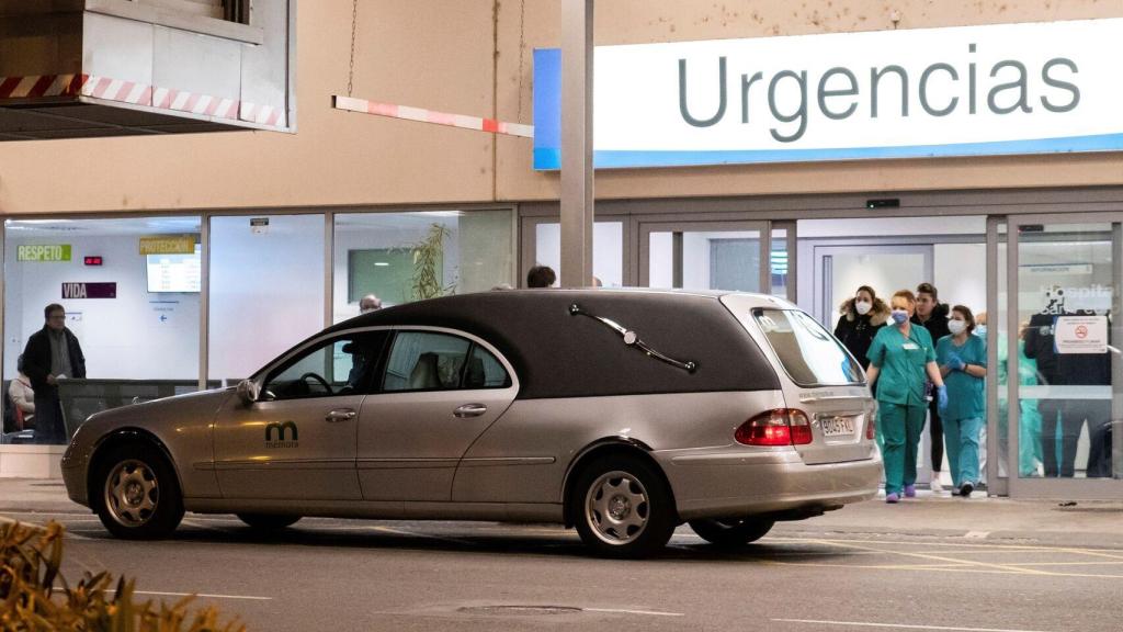 Un coche fúnebre frente a la entrada de Urgencias, en un hospital.