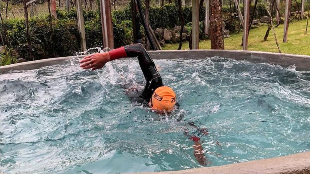 Cristóbal Dios, entrenando en el pozo que ha rehabilitado para convertirlo en una piscina para entrenar
