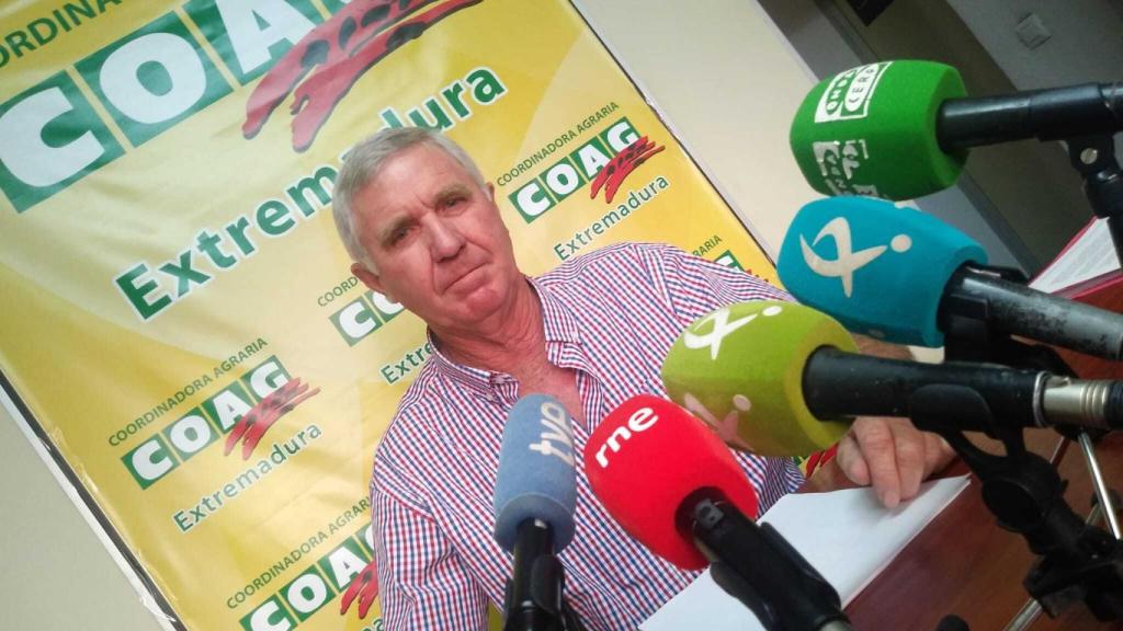 El coordinador de la organización agraria COAG en Extremadura, Juan Moreno, en una rueda de prensa.